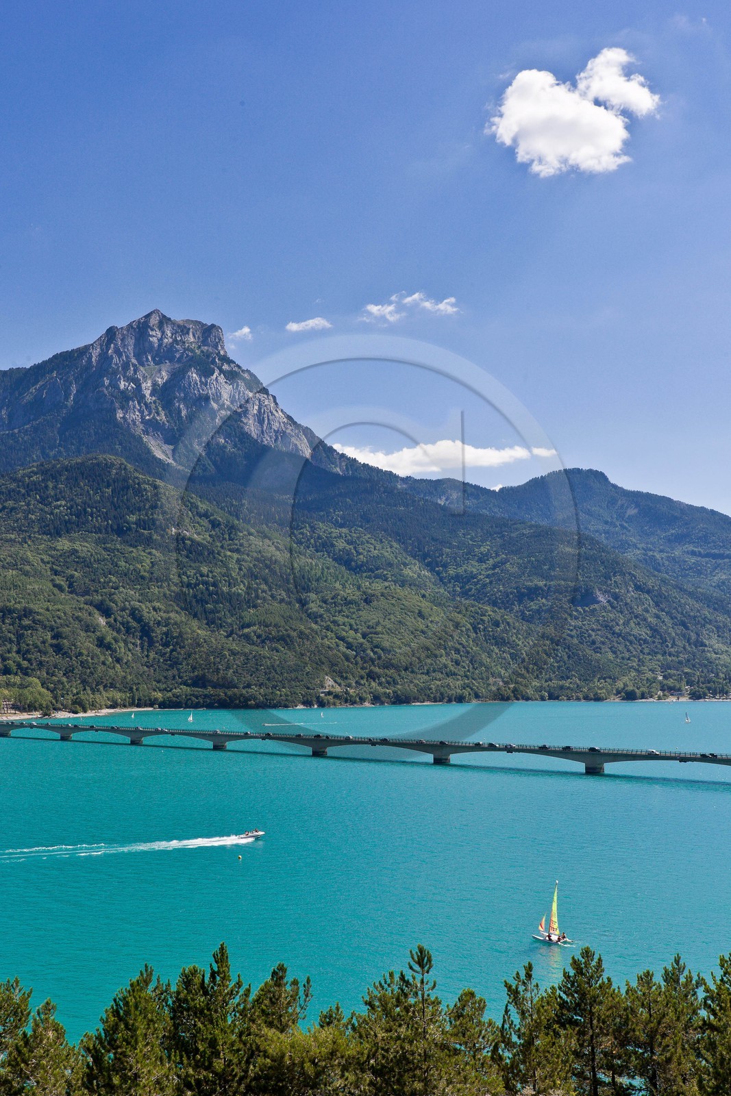 Lac de Serre-Ponçon, Savines-le-Lac, le Pic de Morgon et le pont