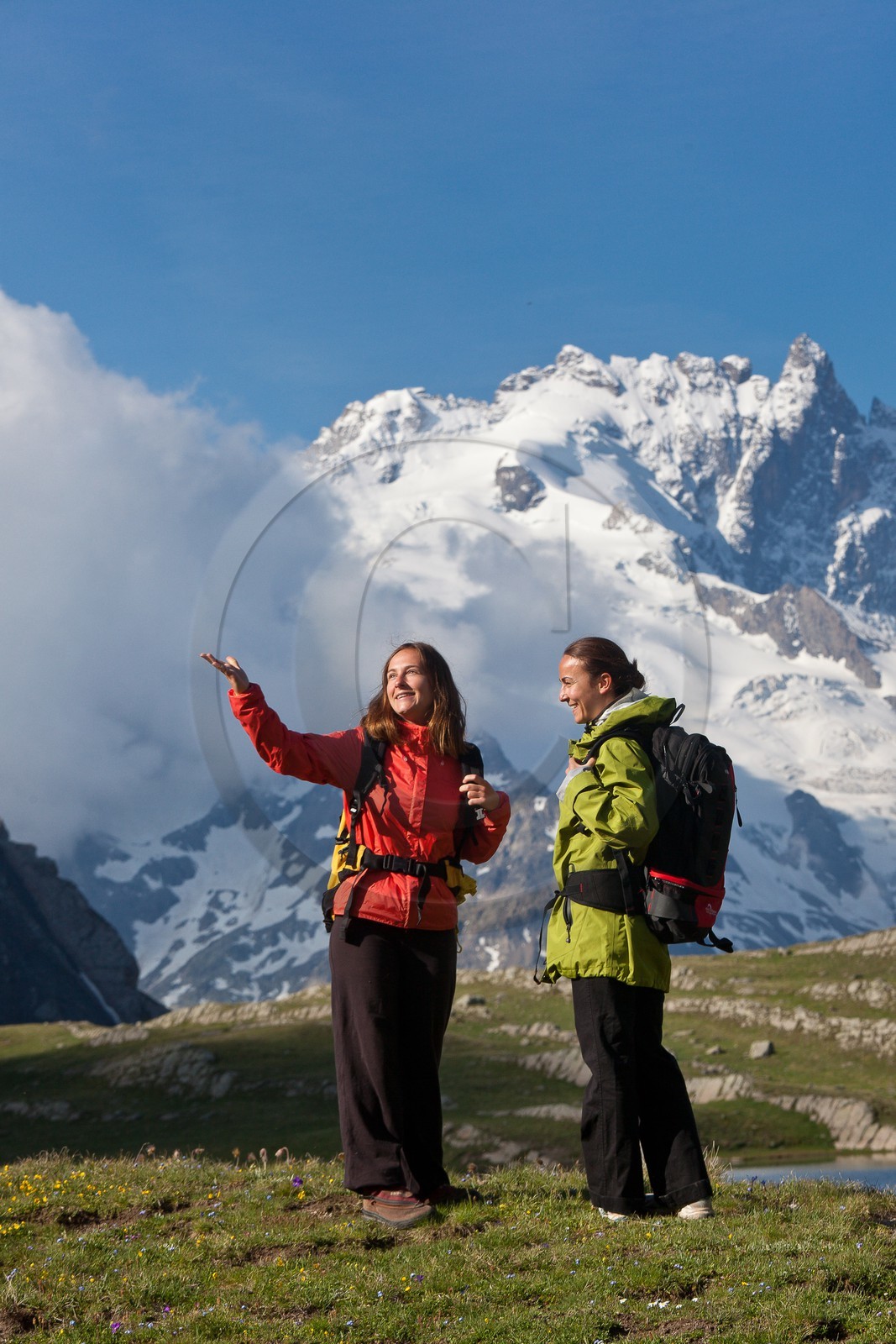 Randonnée au lac du Goléon devant la Meije