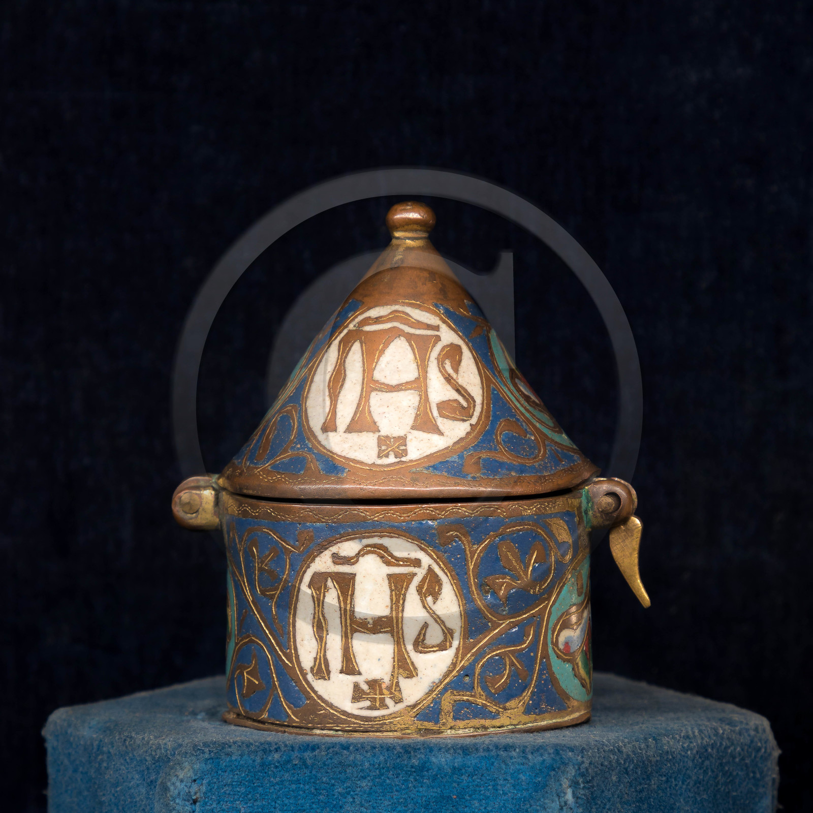 Pyxide en émail du XIIIe siècle