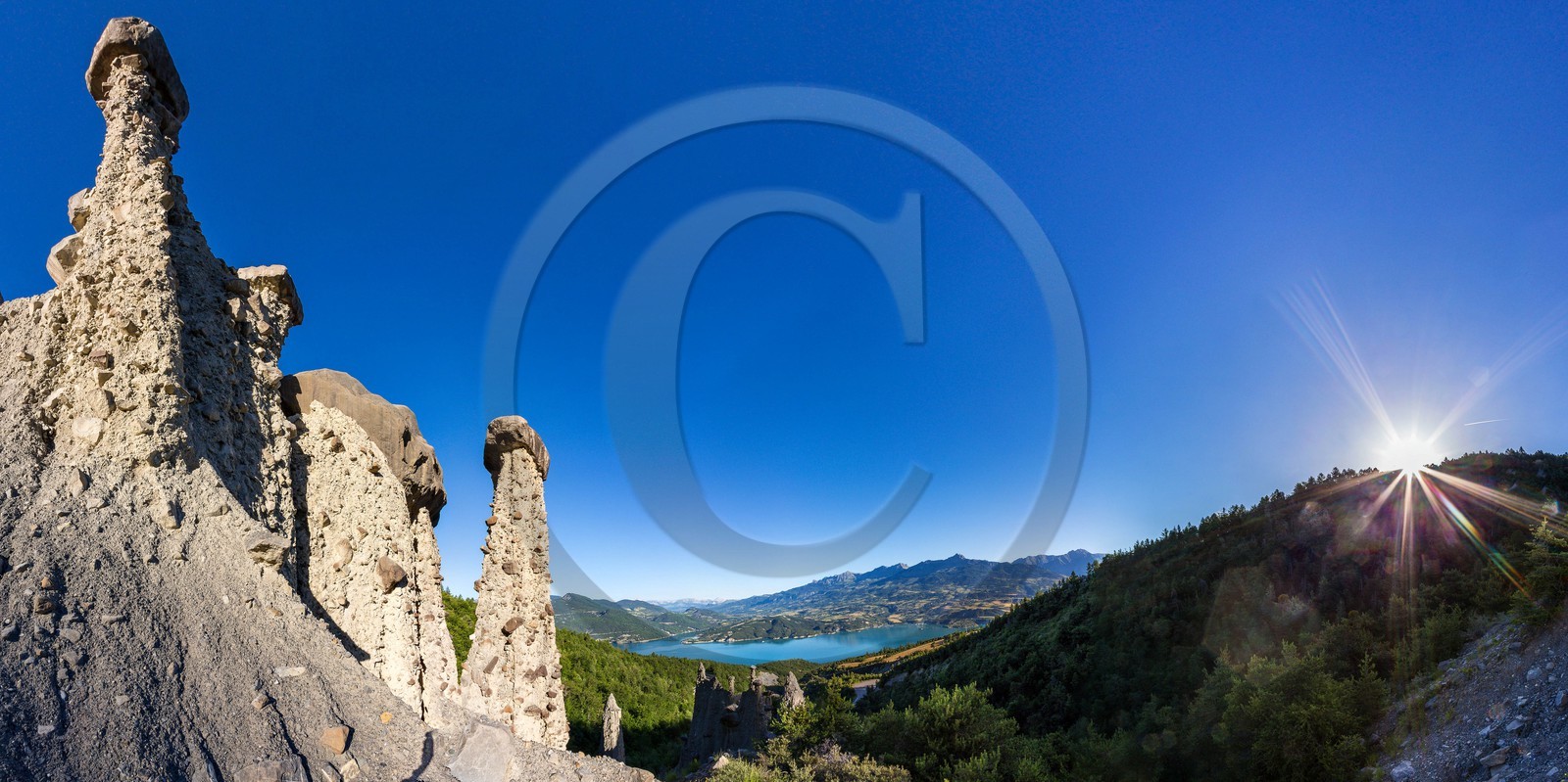 Le Sauze-du-Lac, site classé des Demoiselles Coiffées,  appelées également cheminées de fées