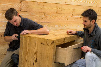 Atelier Monts & Merveilles, Clément Goudet, Compagnon Menuisier Ebéniste et Maxime Cuvelot responsable d'atelier