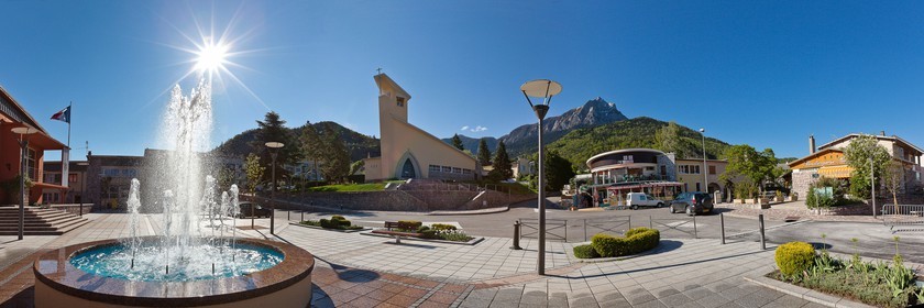 Eglise de Savines-le-Lac et le Pic de Morgon