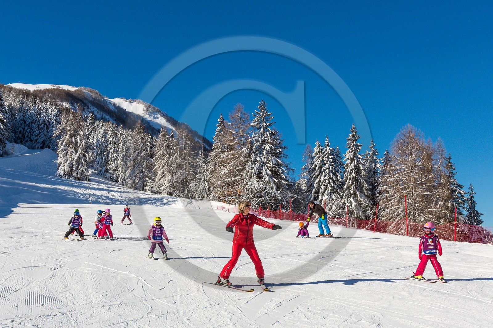 Uvernet-Fours, station de ski de Praloup, école de ski sur le front de neige