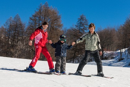 Ski enfant famille piste de ski
