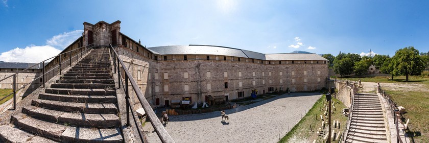 Mont-Dauphin, fortifications Vauban, caserne Rochambeau