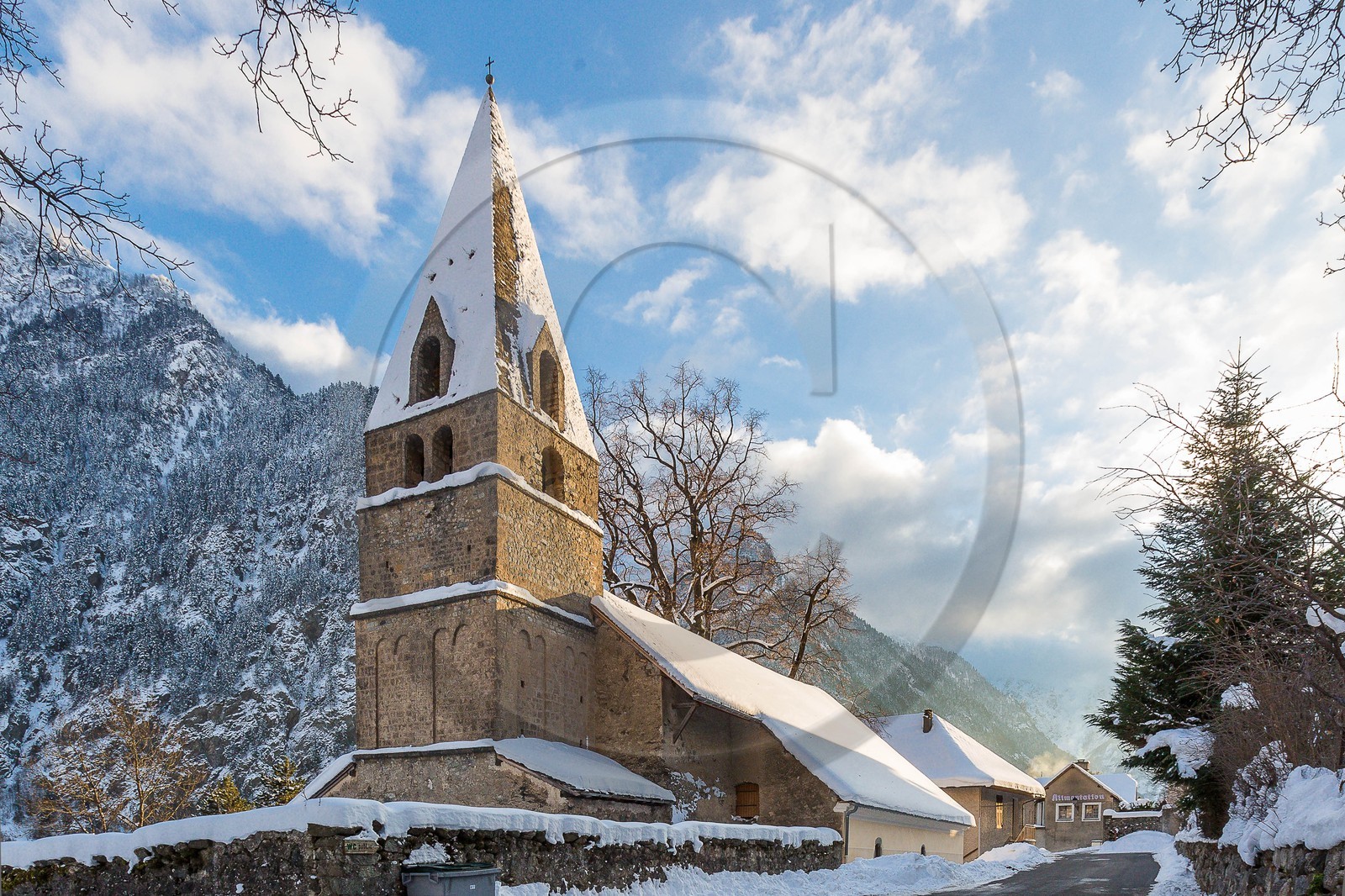 Vallée du Valgaudemar, village et église de Saint-Maurice-en-Valgaudemar