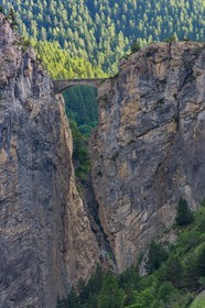 Saint-Paul-sur-Ubaye, Le pont du Châtelet domine l'Ubaye et permet d'accéder au village de Fouillouse