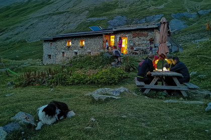 Hautes-Alpes (05), Parc national des Ecrins, Haute vallée de la Romanche, randonnée en itinérance avec Olivier Bello, accompagnateur en moyenne montagne, randonnée itinérante des 'Refuges Sentinelles', quand randonnée et plaisir des sciences se conjuguent