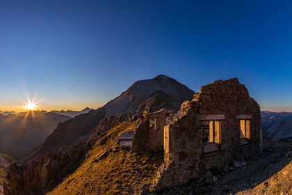 Col du Chaberton et les ruines de l'ancien camp militaire