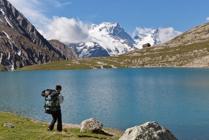 Randonnée au lac du Goléon devant la Meije