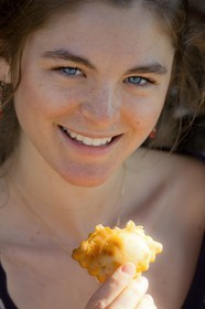 Tourton du Champsaur, jeune fille goutant une spécialité culinaire de la vallée du Champsaur