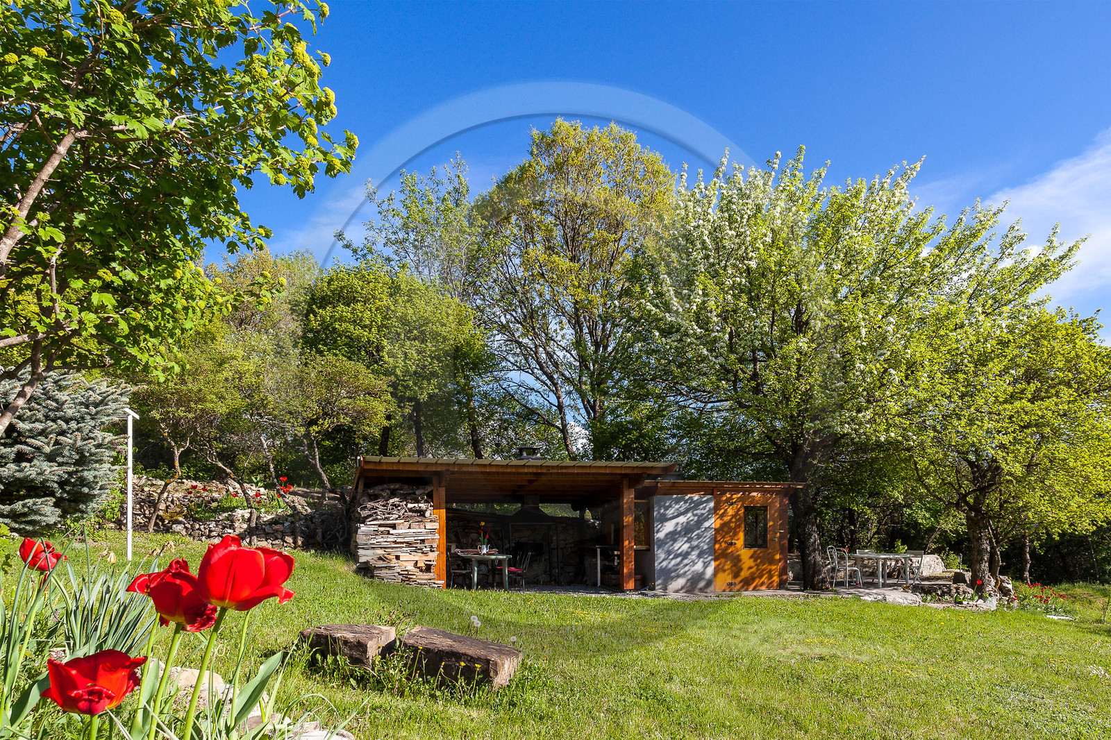 Chalet Carpe Diem, Gîte de France 3 ***, la terrasse ombragée, le four à pain et la cuisine d'été couverte