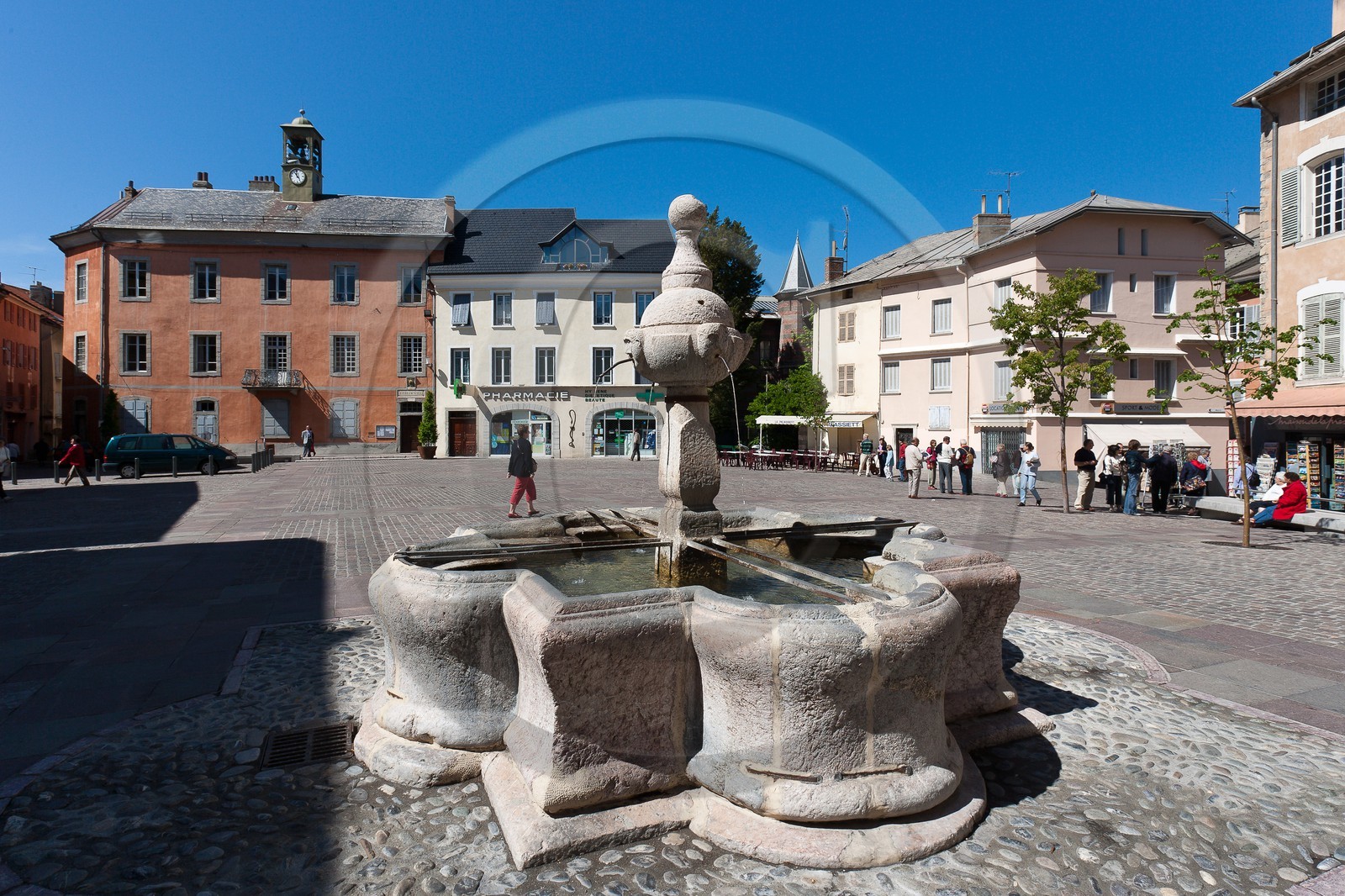 Embrun, La place Barthelon, fontaine du XVIe siècle et la mairie