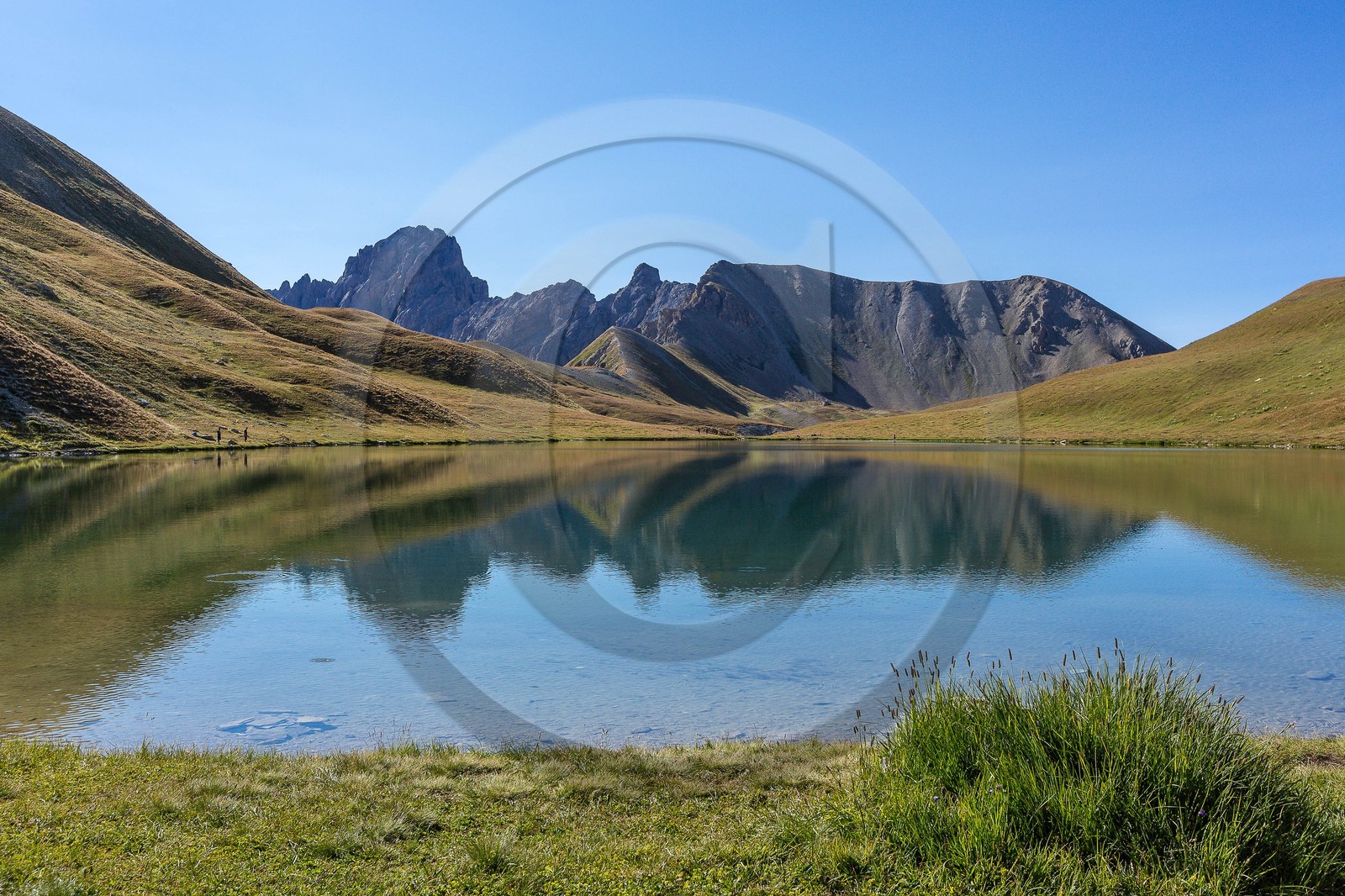 Lac de la Reculaye (alt. 2503 m) et la Tête de Villadel (2728m)