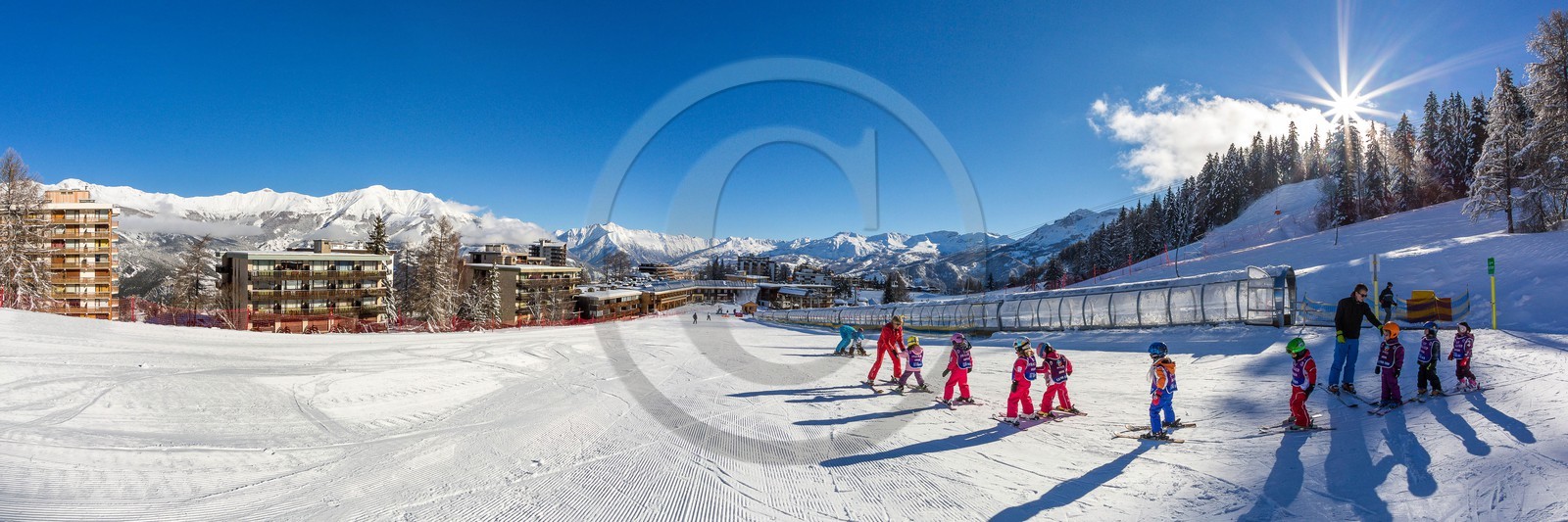 Uvernet-Fours, station de ski de Praloup, école de ski sur le front de neige