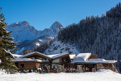 Uvernet-Fours, station de ski de Praloup, Hôtel Bar Restaurant Le Loup Blanc