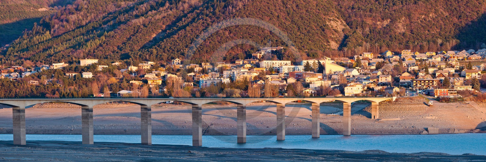 Lac de Serre-Ponçon, Savines-le-Lac et le pont