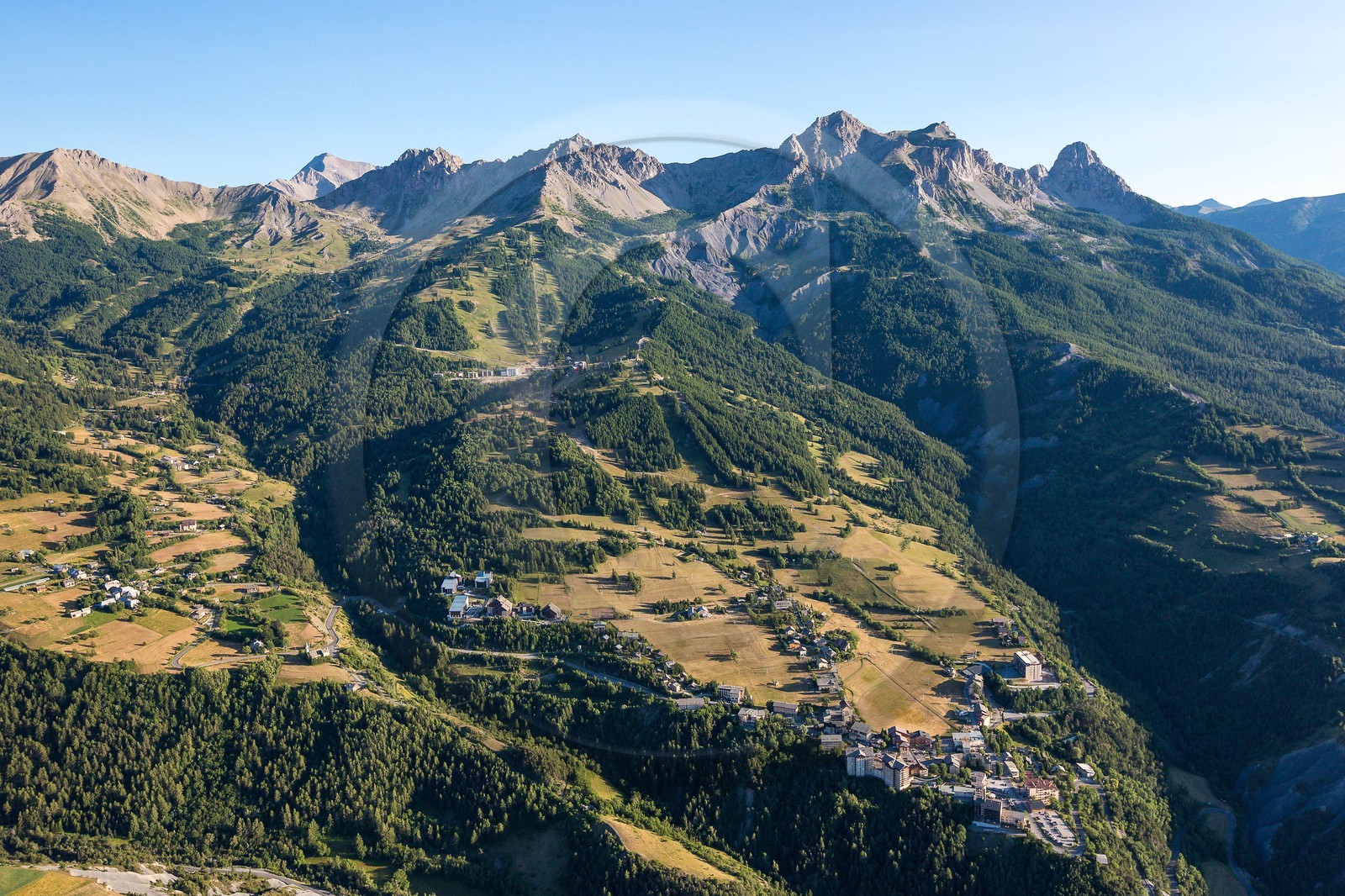 La station de ski Sauze Super-Sauze est une station village située entre 1400 et 2400 m