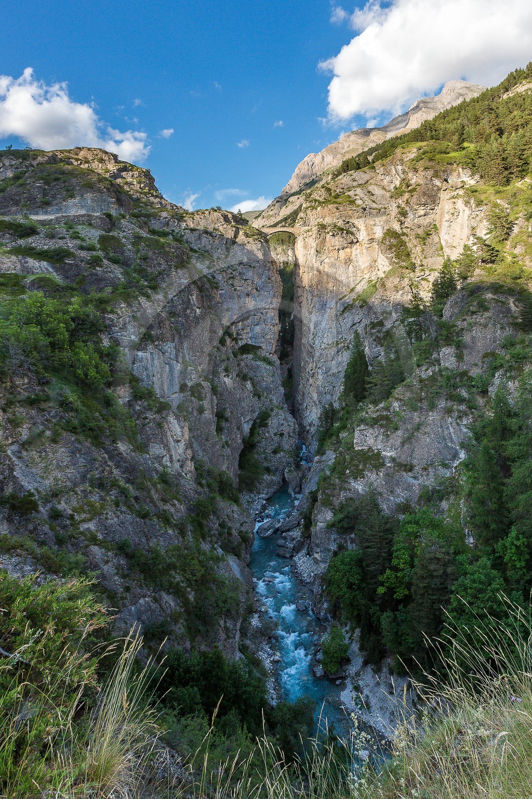 Saint-Paul-sur-Ubaye, Le pont du Châtelet domine l'Ubaye et permet d'accéder au village de Fouillouse