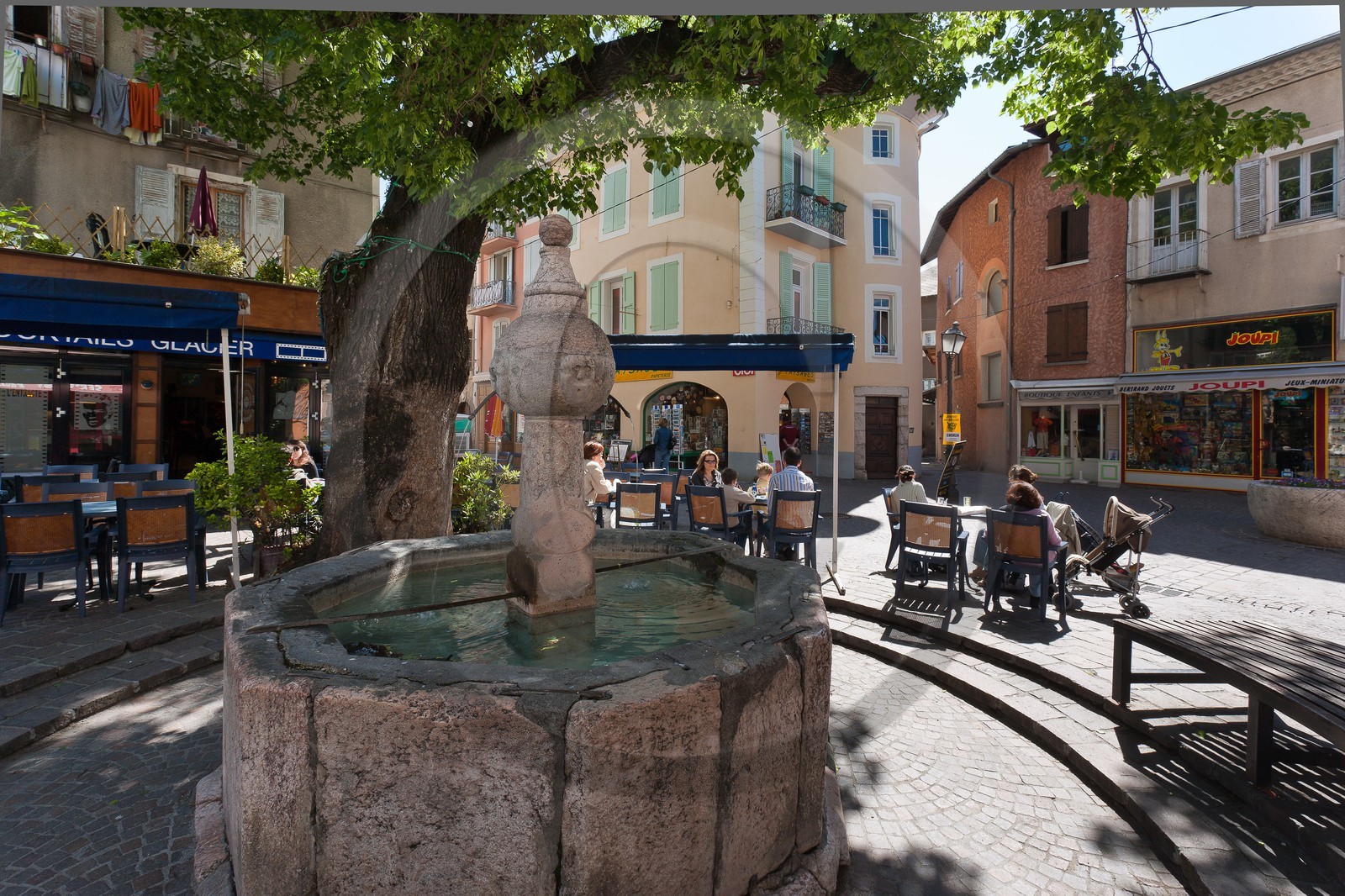 Embrun, place Saint-Marcellin, fontaine de marbre rose de Guillestre du XVIè siècle et tilleul bicentenaire