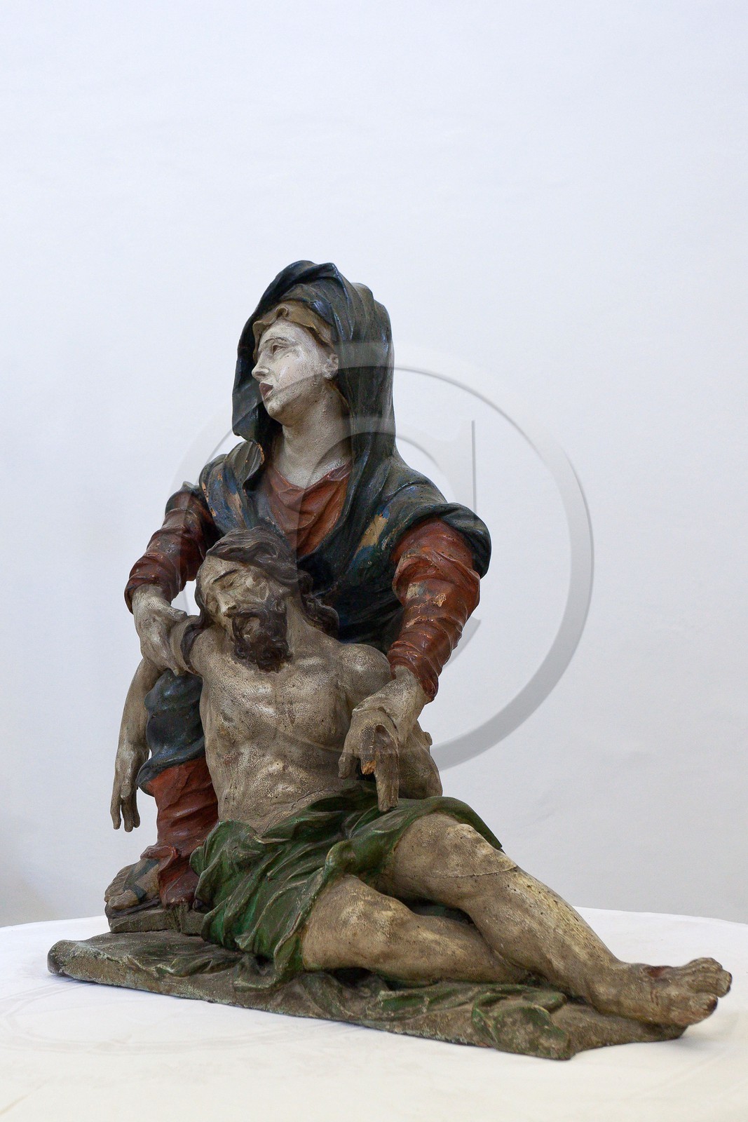 Village de l'Epine, église paroissiale du XIXème siècle recèle une pietà en bois sculptée datant du XIème siècle