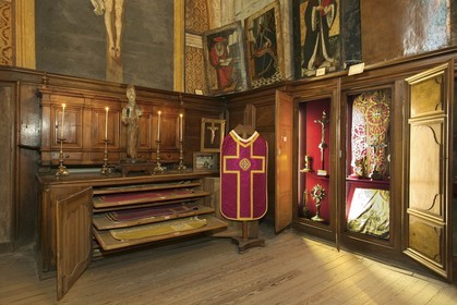 Embrun, Cathédrale Notre-Dame du Réal, musée d'art sacré, collection remarquable de vêtements sacerdotaux