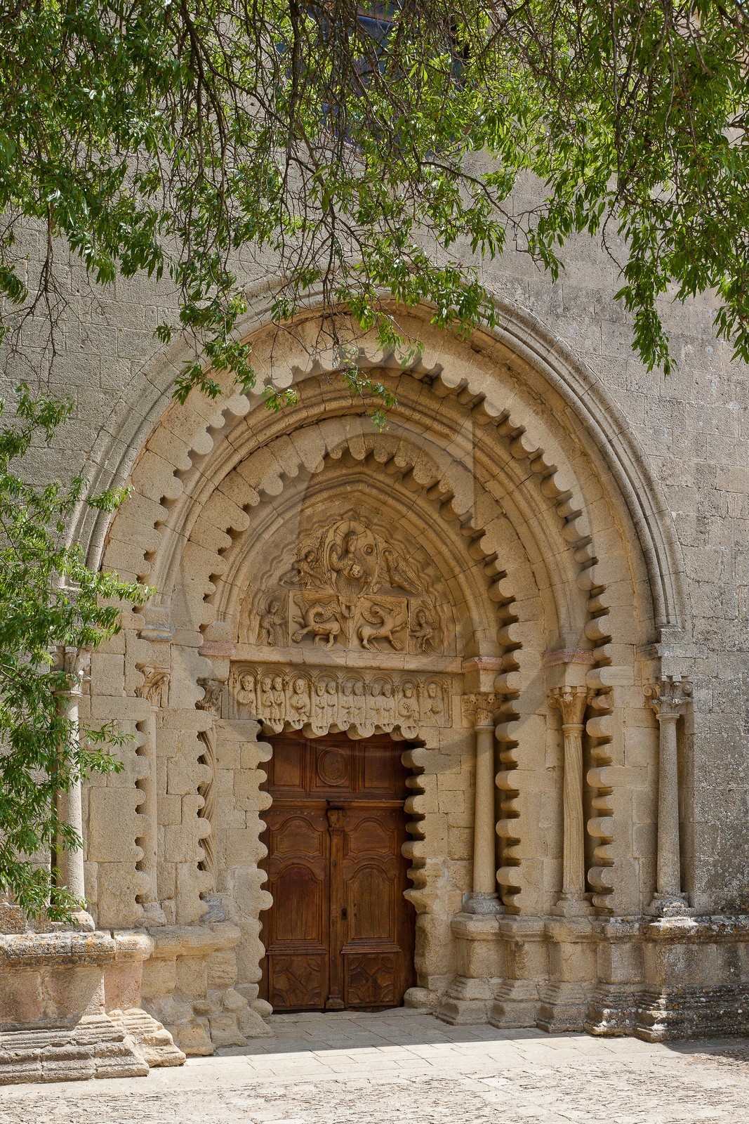 Prieuré Notre-Dame de Ganagobie,  portail surmonté d’archivoltes en arc festonné brisé et tympan sculpté