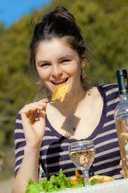 Tourton du Champsaur, jeune fille goutant une spécialité culinaire de la vallée du Champsaur