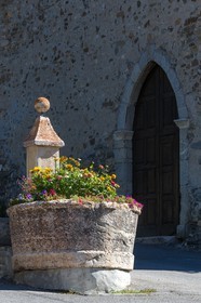 Faucon-de-Barcelonnette, fontaine en pierre devant l'église de Saint-Etienne