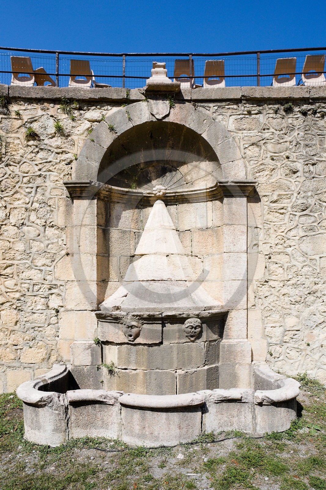 Mont-Dauphin, fortifications Vauban, fontaine de la caserne Rochambeau
