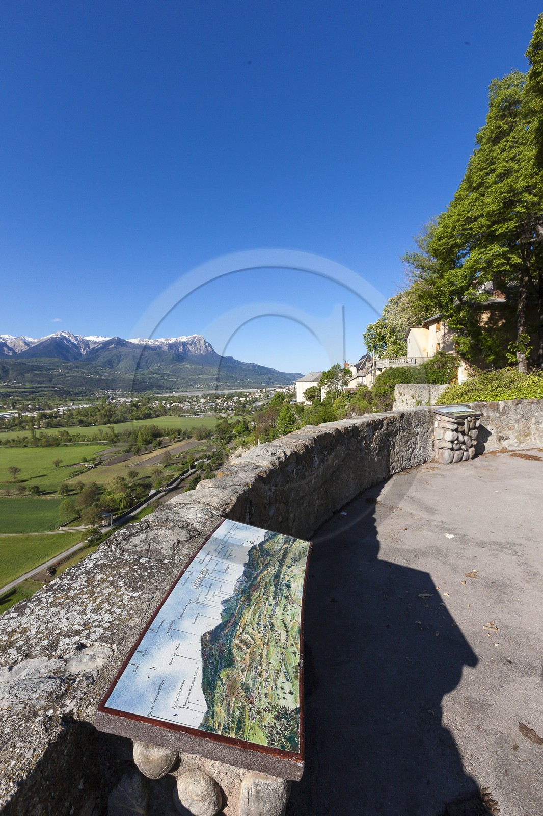 Ville d'Embrun, vue des jardins du roc