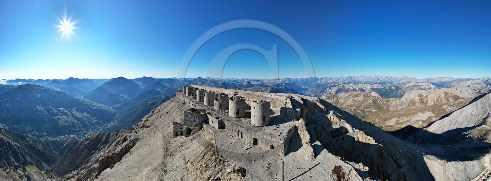 Fort du Chaberton et les ruines de l'ancien camp militaire