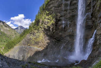 Vallée de Champoléon, cascade de la Pisse et le refuge du Tourond