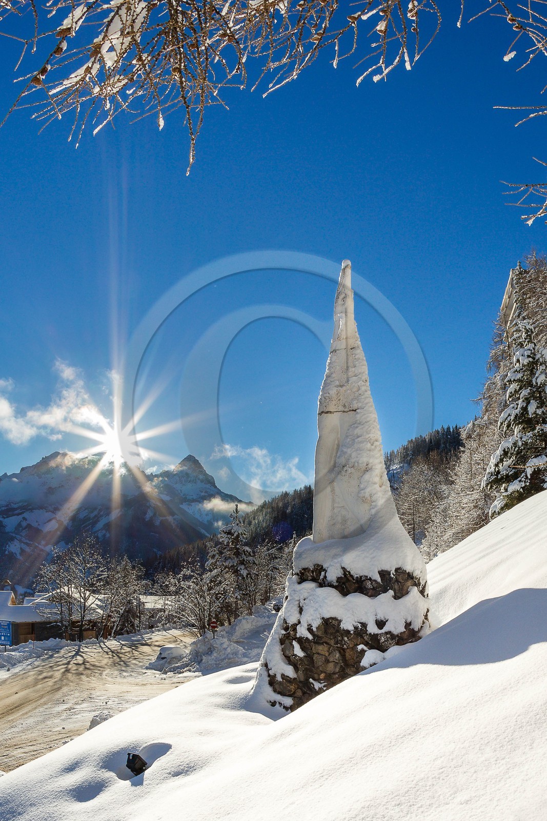 Praloup, Statue du loup hurlant