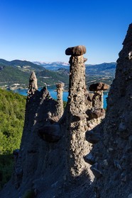 Le Sauze-du-Lac, site classé des Demoiselles Coiffées,  appelées également cheminées de fées