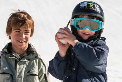 Jeux d'enfant famille à la neige