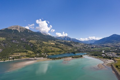 Lac de Serre-Ponçon, le plan d'eau et la ville d'Embrun