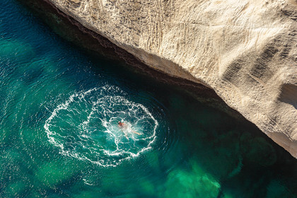 Bonifacio, baignade au bord des falaises de calcaire