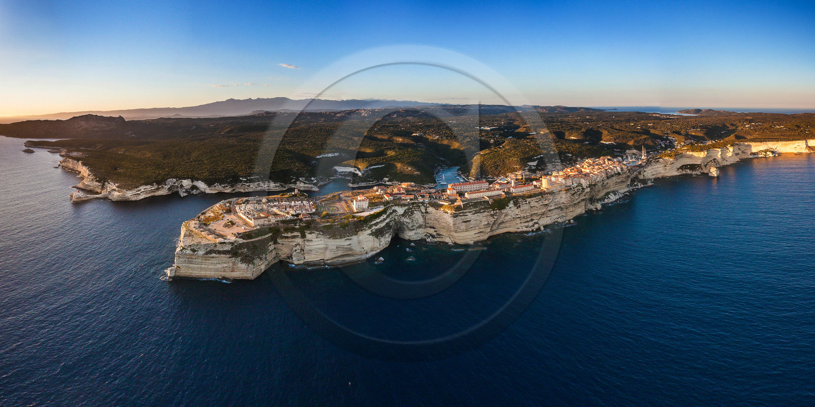 La citadelle et le port de Bonifacio
