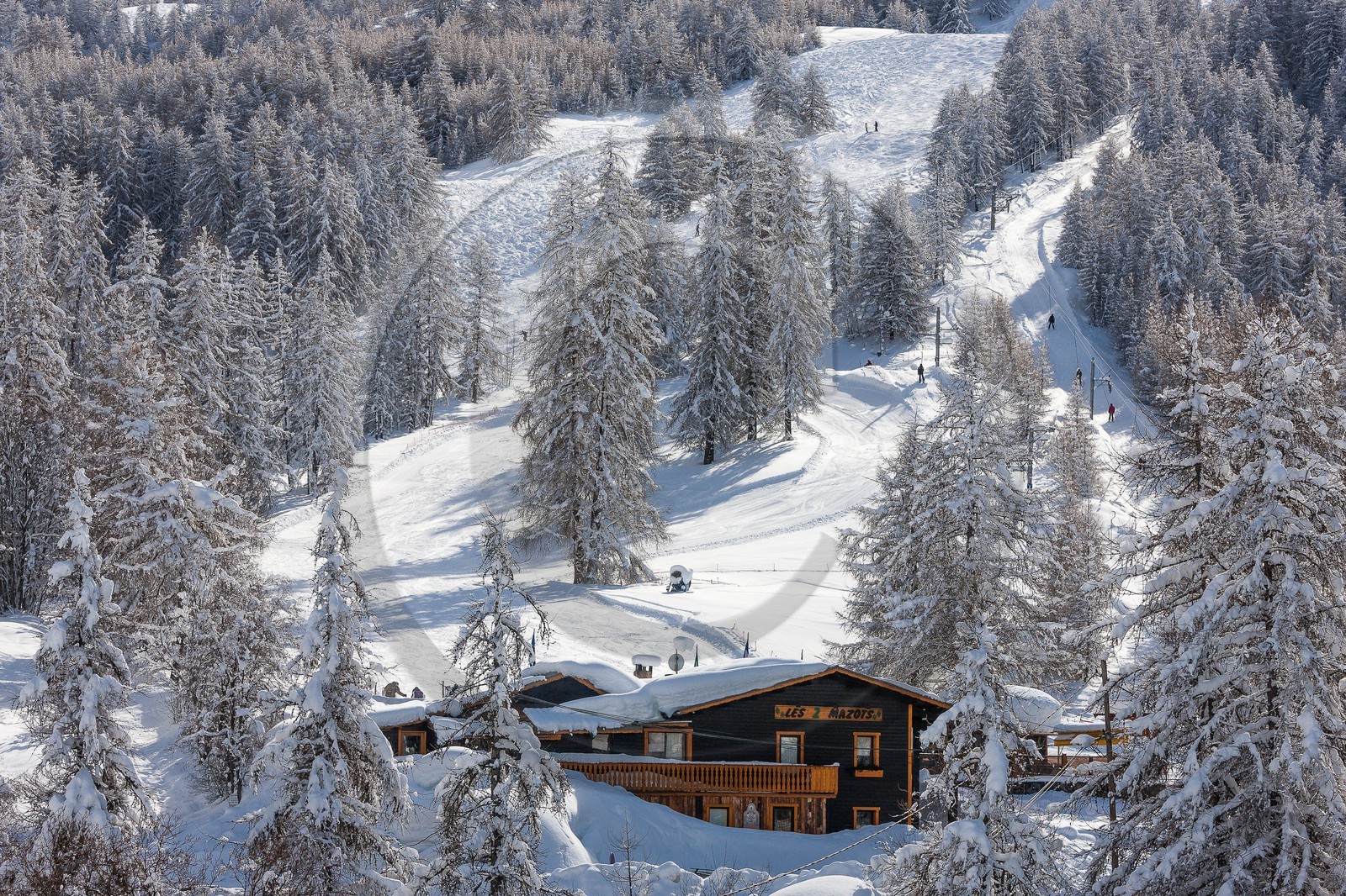 La station de ski Sauze Super-Sauze est une station village, restaurant les 2 Mazots