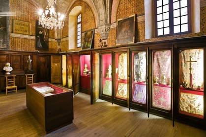 Embrun, Cathédrale Notre-Dame du Réal, musée d'art sacré, collection remarquable de vêtements sacerdotaux