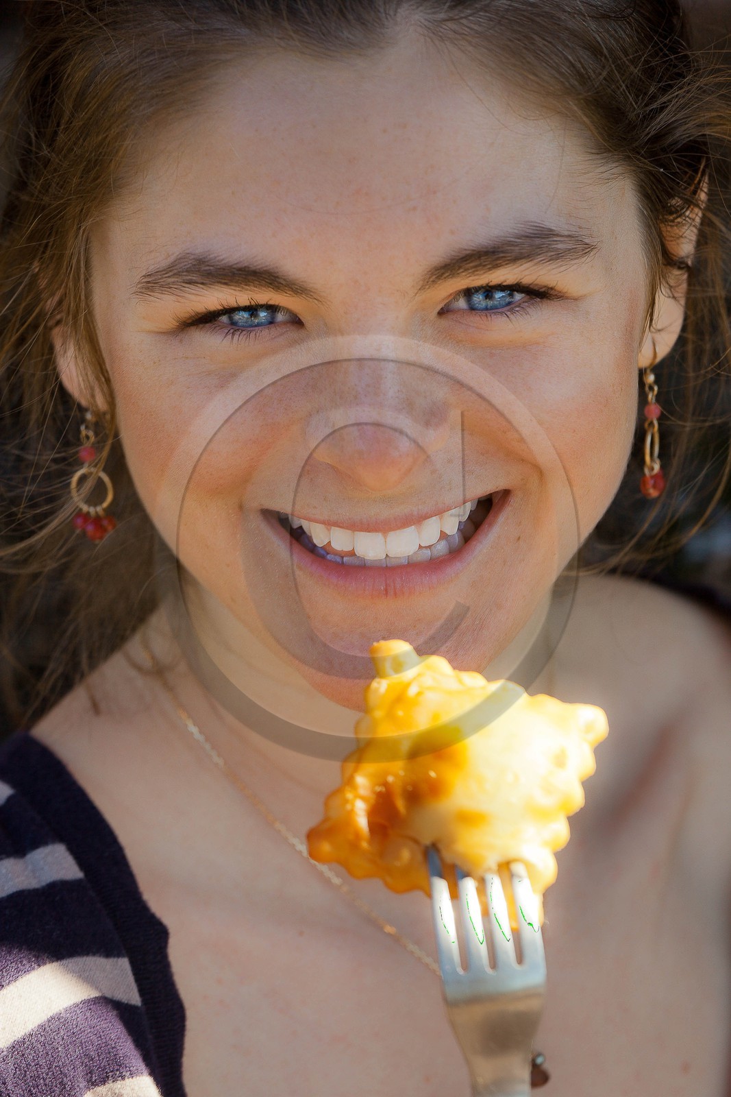 Tourton du Champsaur, jeune fille goutant une spécialité culinaire de la vallée du Champsaur