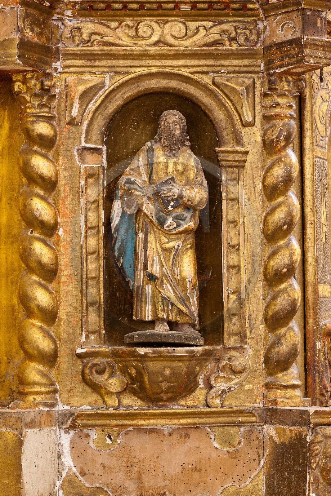 Village de l'Epine, tabernacle en bois doré à coupole byzantine et colonnes torsadées de l' église paroissiale