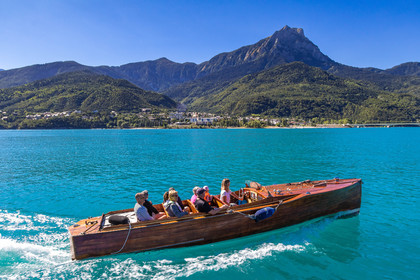 Out Emotion, croisière en vedette en acajou