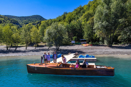 Out Emotion, croisière en vedette en acajou