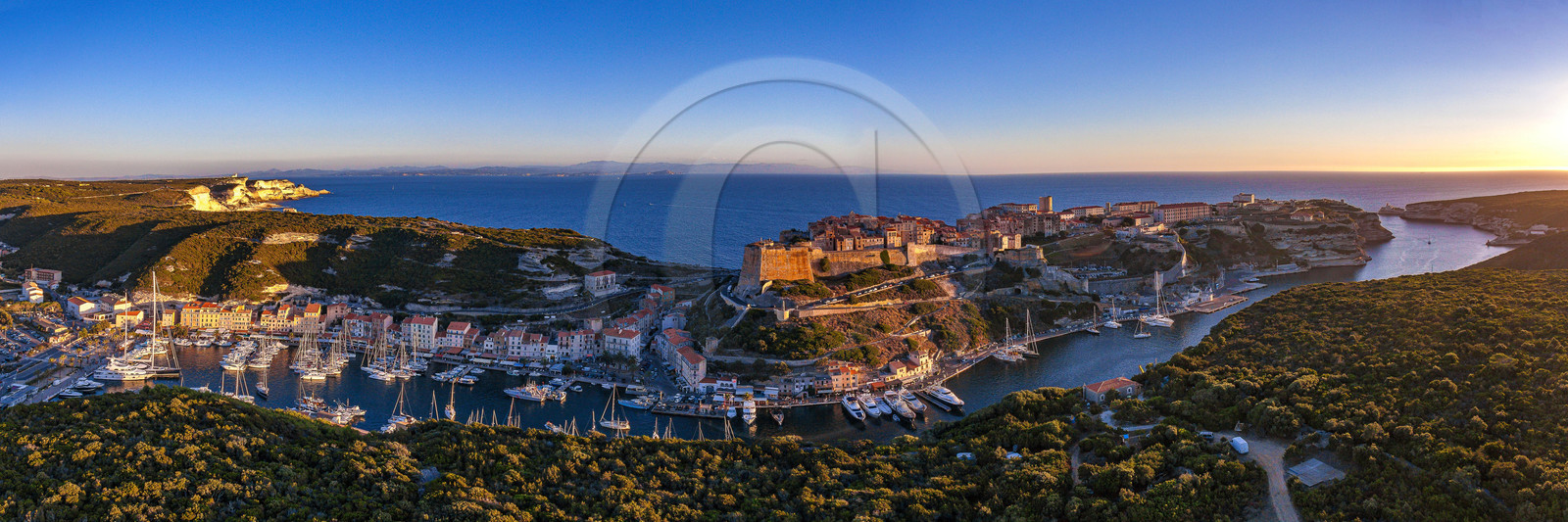 La citadelle et le port de Bonifacio