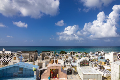 Guadeloupe, surfeurs à Anse Bertrand, cimetière