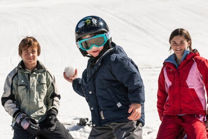 Jeux d'enfant famille à la neige
