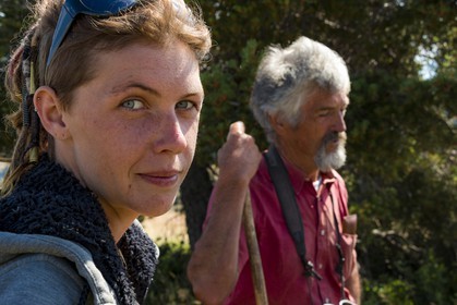 Alpage du Gau, le berger Guy Achard et Camille Magrit, bergère stagiaire