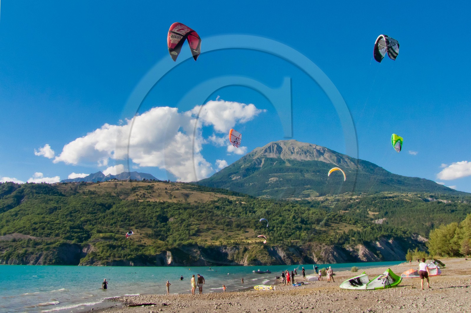 Lac de Serre-Ponçon, plage du villege des Crots, Crots Beach, haut lieu des Kitesurf